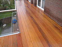 Balkonsanierung mit neuem Belag aus Tropenholz